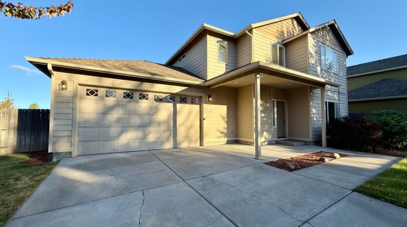 2730 NE 9th Street - Redmond - Oregon - 3 bed, 2.5 bath rental property